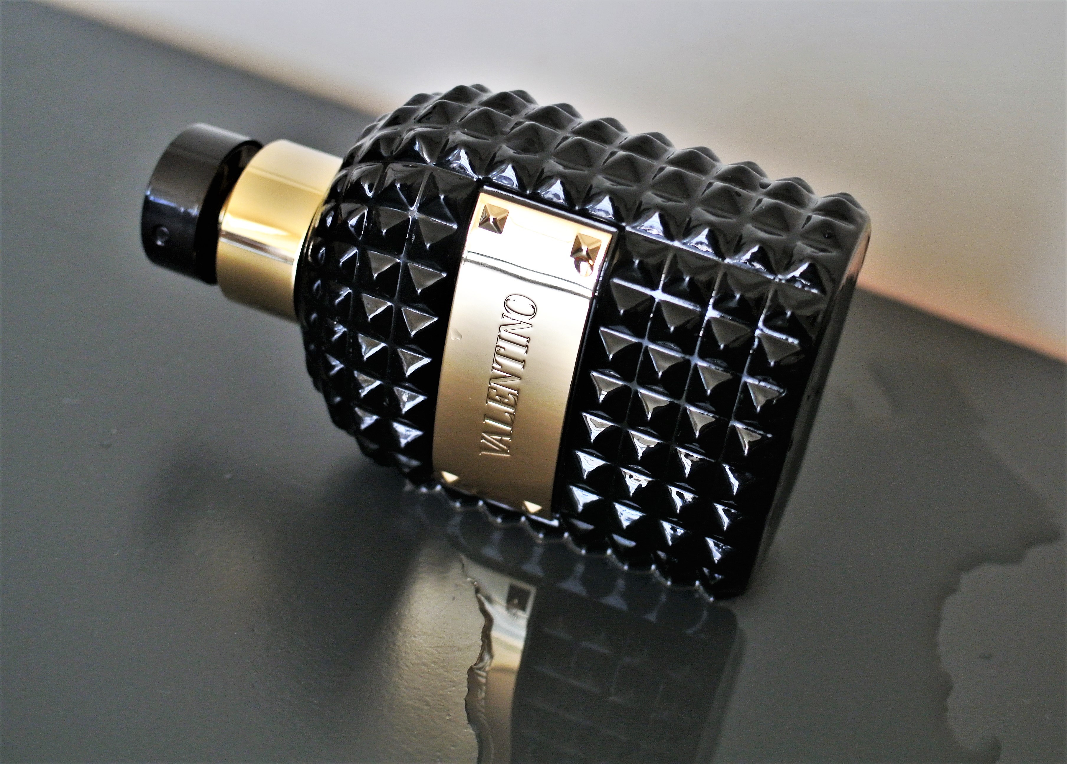 broderi Indtægter ubehagelig The Black and Gold Effect: Valentino Uomo Noir Absolu EDP and More